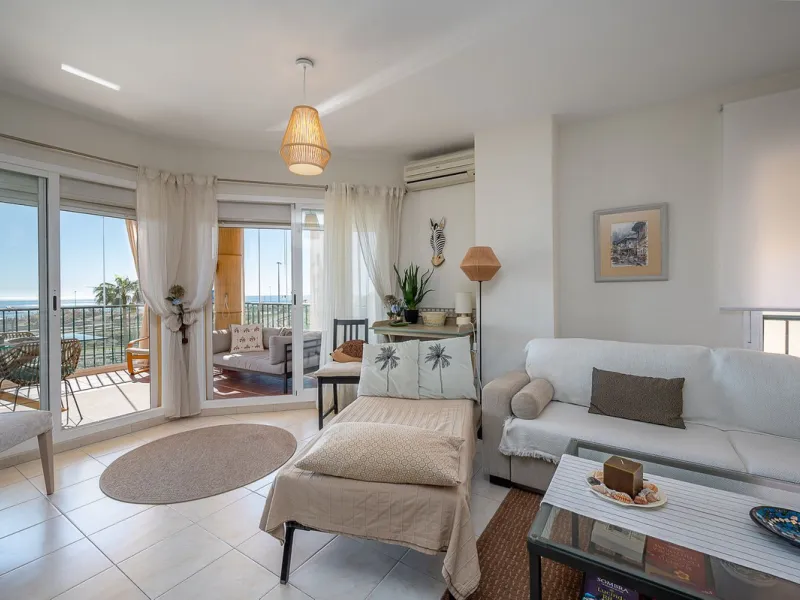 Bright apartment with panoramic views and sunny terrace.