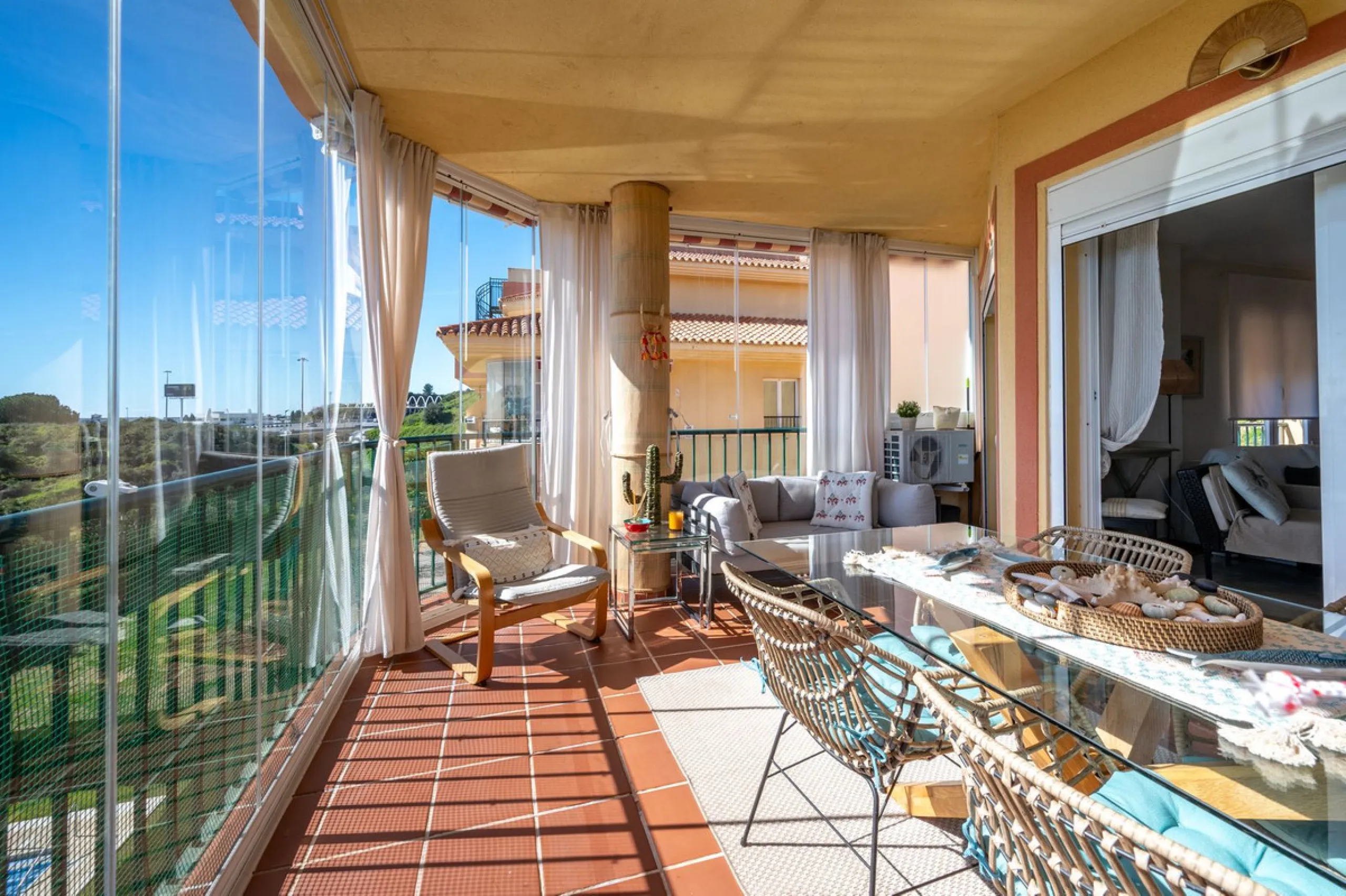 Bright apartment with panoramic views and sunny terrace.