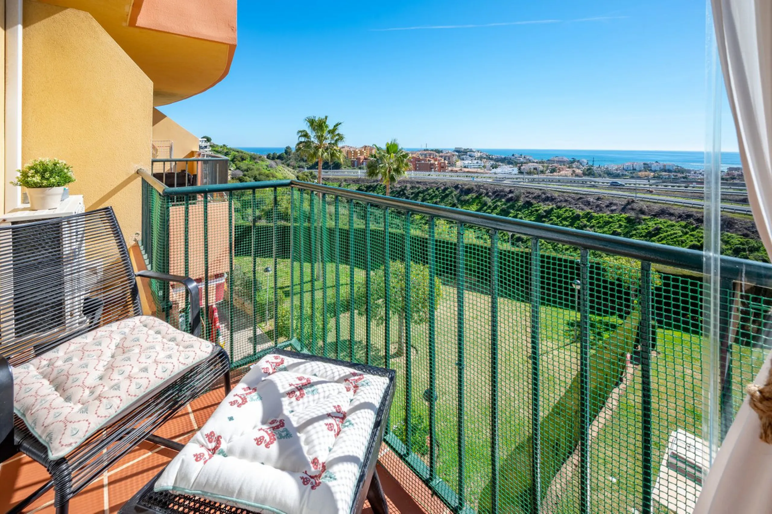 Bright apartment with panoramic views and sunny terrace.