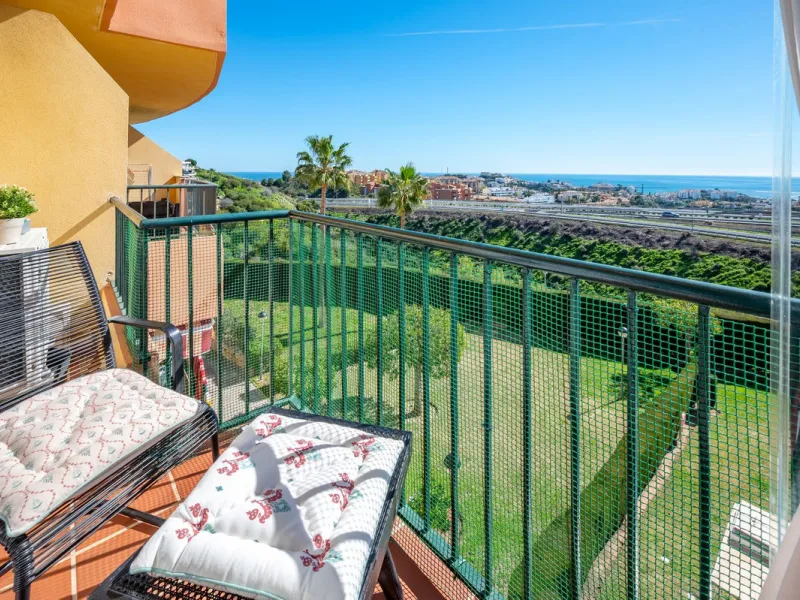 Bright apartment with panoramic views and sunny terrace.