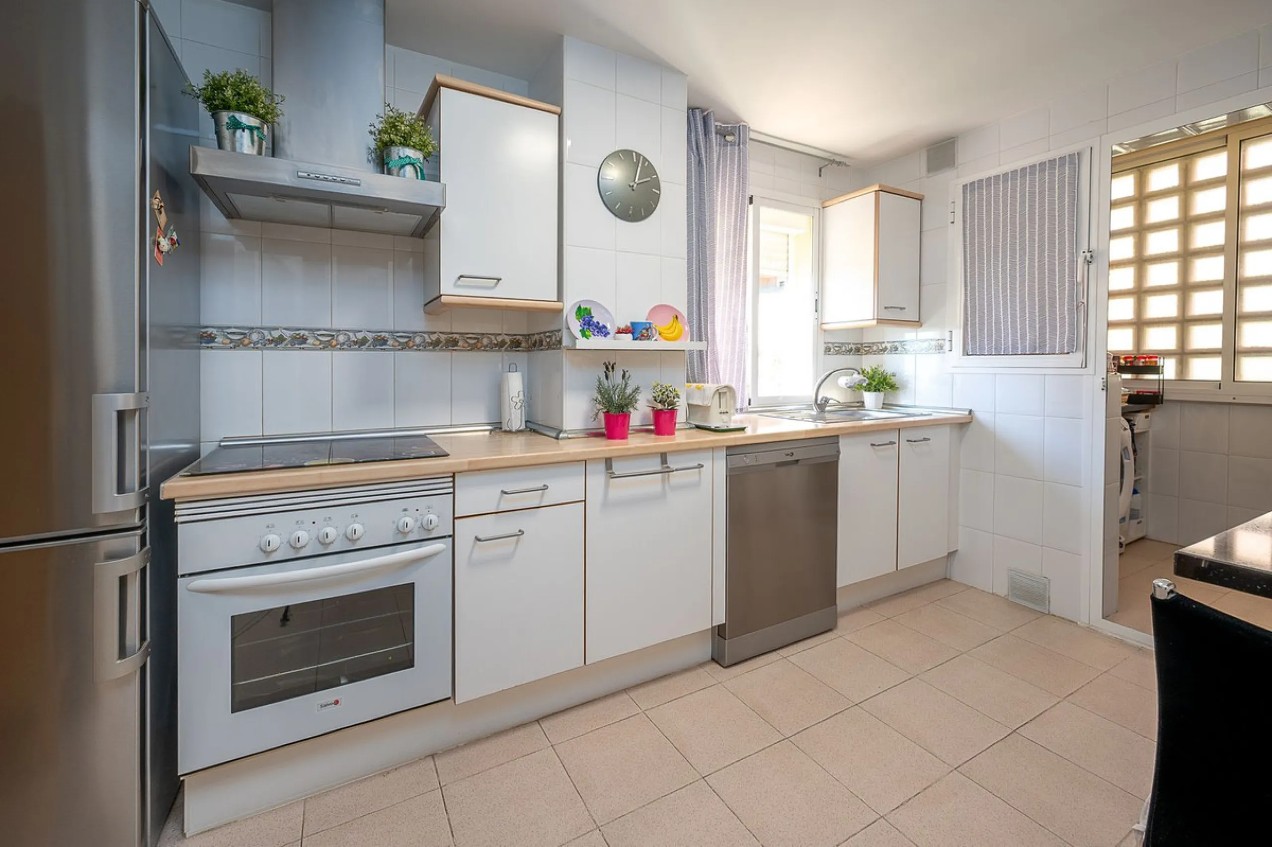 Bright apartment with panoramic views and sunny terrace.