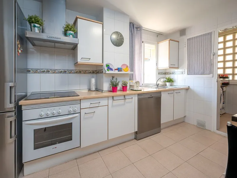 Bright apartment with panoramic views and sunny terrace.