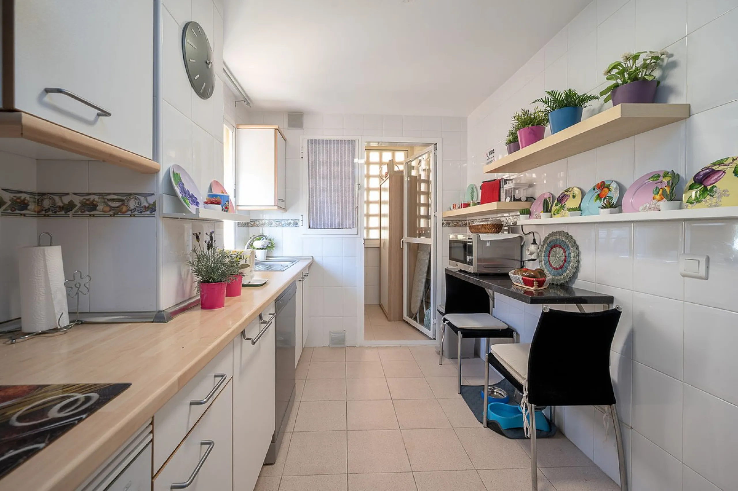 Bright apartment with panoramic views and sunny terrace.