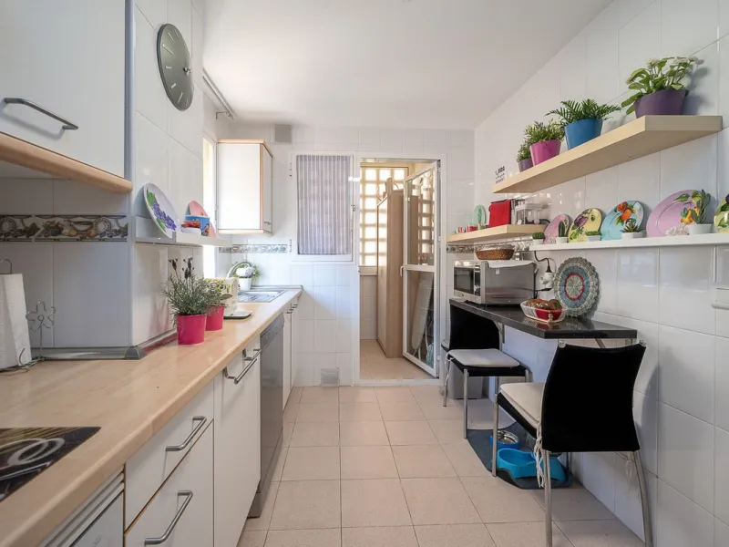 Bright apartment with panoramic views and sunny terrace.