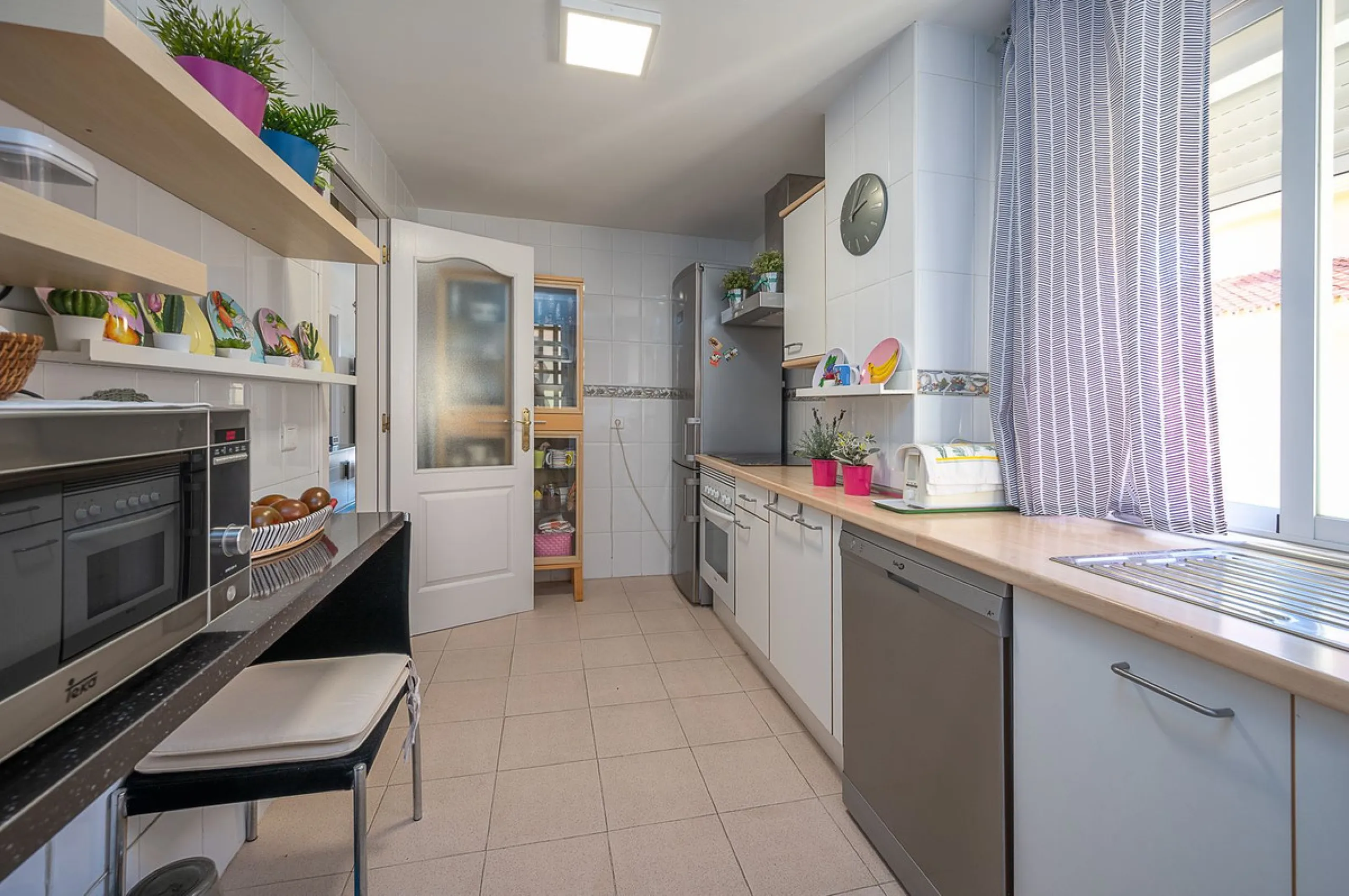 Bright apartment with panoramic views and sunny terrace.