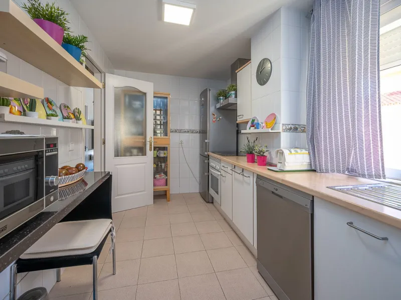 Bright apartment with panoramic views and sunny terrace.