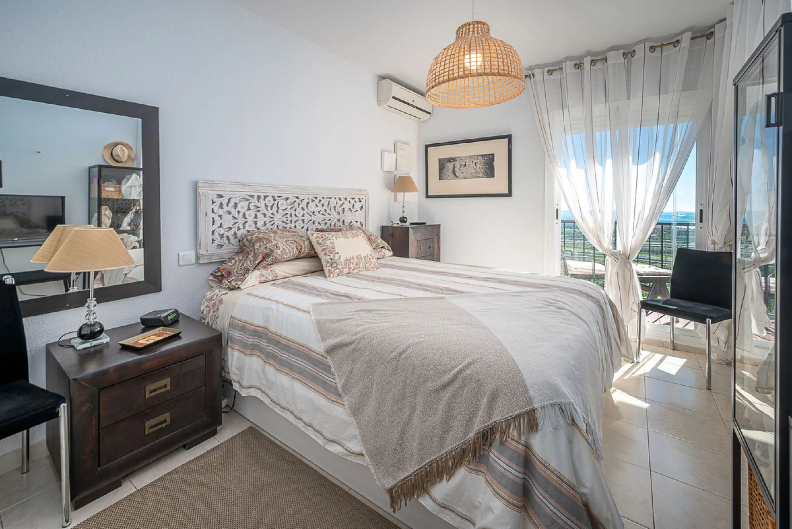 Bright apartment with panoramic views and sunny terrace.