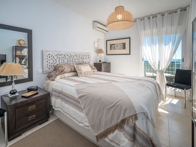 Bright apartment with panoramic views and sunny terrace.