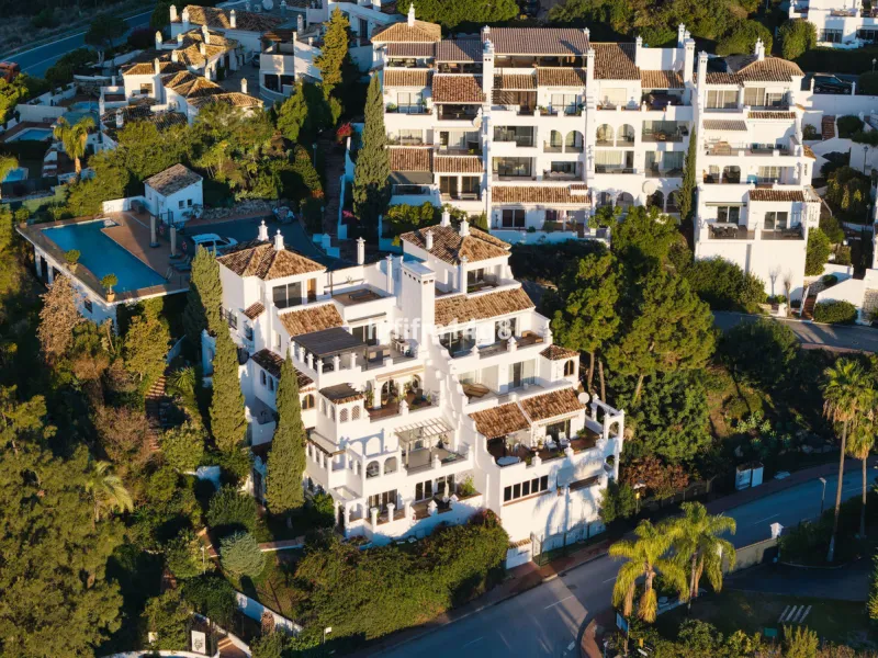 Discover a stunning apartment with the charm and feel of a townhouse in the exclusive Las Colinas de Marbella. This exceptional property, with a total of 241m² (152m² interior plus 89m² of terraces), combines space, natural light, and panoramic views, off