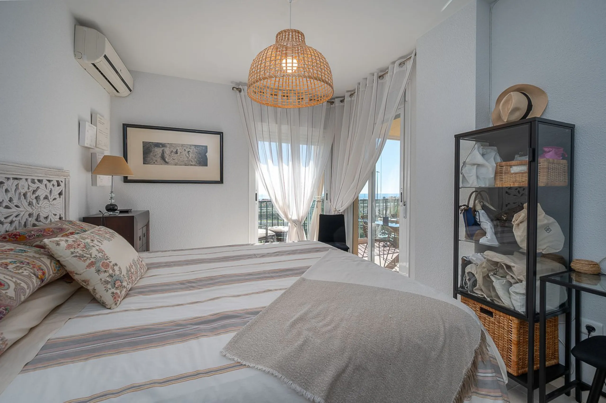 Bright apartment with panoramic views and sunny terrace.
