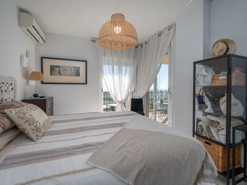 Bright apartment with panoramic views and sunny terrace.
