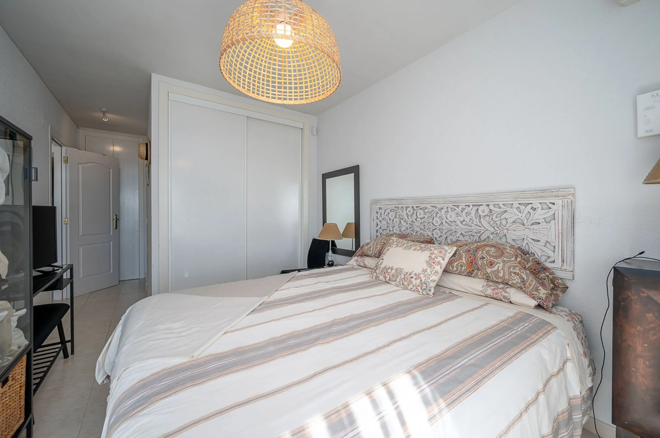 Bright apartment with panoramic views and sunny terrace.
