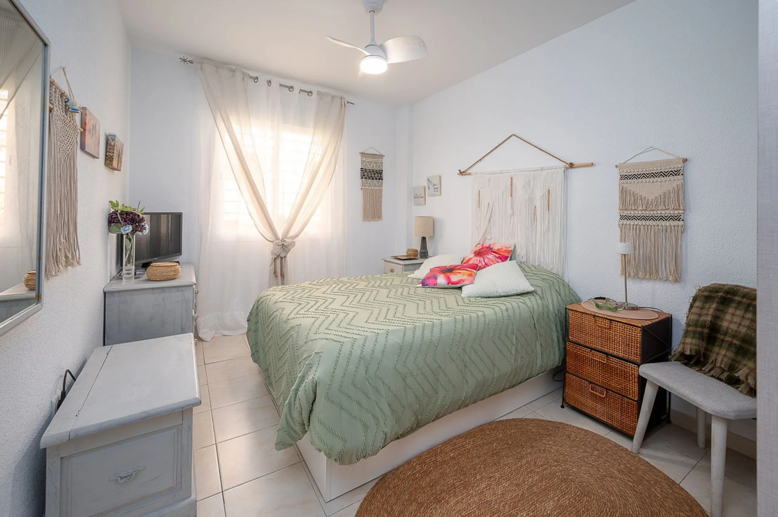 Bright apartment with panoramic views and sunny terrace.