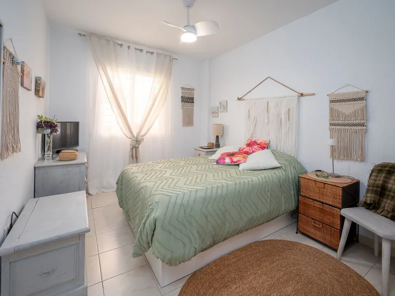 Bright apartment with panoramic views and sunny terrace.