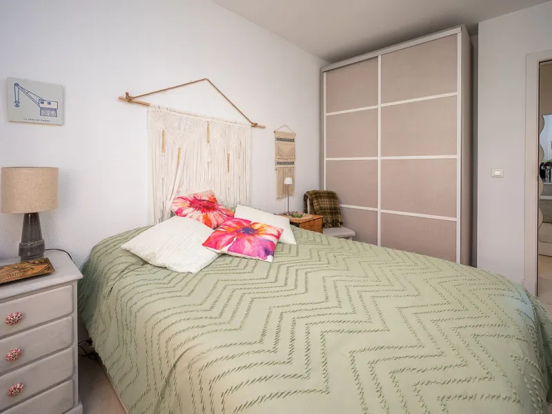 Bright apartment with panoramic views and sunny terrace.