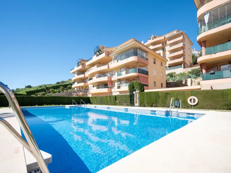 Bright apartment with panoramic views and sunny terrace.