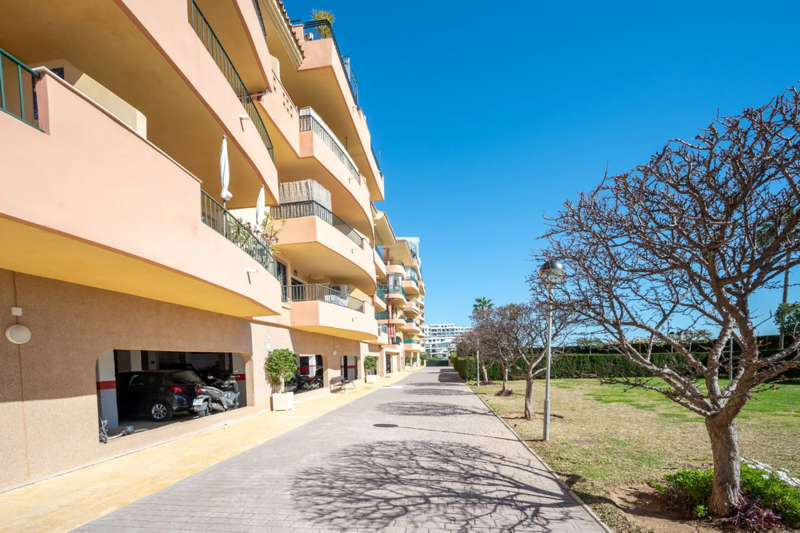 Bright apartment with panoramic views and sunny terrace.