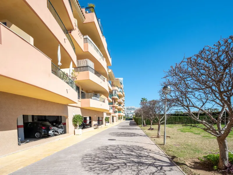 Bright apartment with panoramic views and sunny terrace.