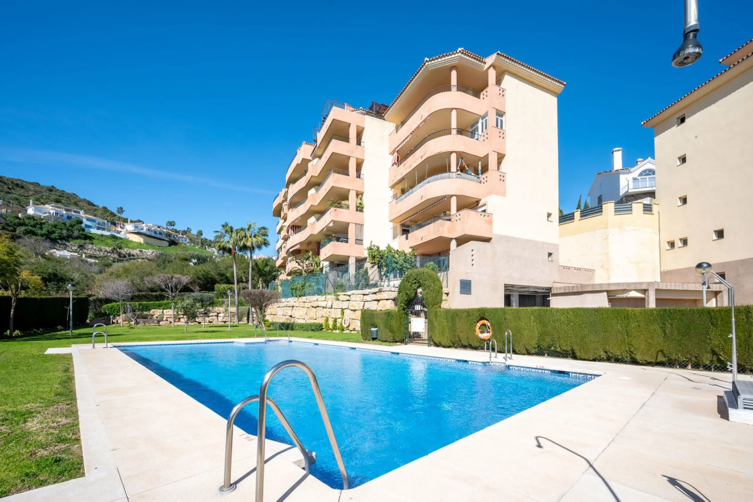 Bright apartment with panoramic views and sunny terrace.