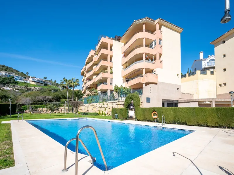 Bright apartment with panoramic views and sunny terrace.
