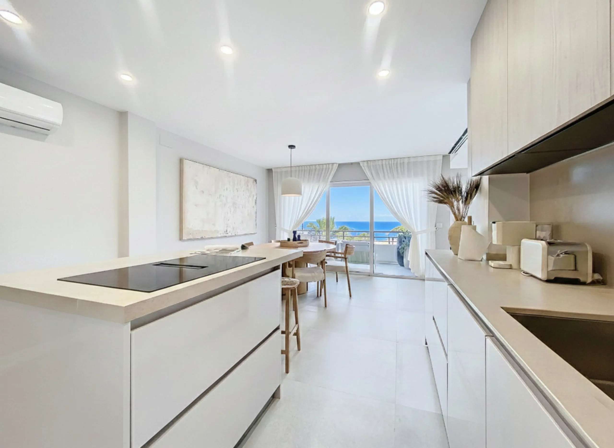 Located right on Estepona's Paseo Marítimo, one of the most iconic and sought-after locations in the town center, this exclusive beachfront apartment has been recently and completely refurbished to the highest standards. It offers an exceptional combinati