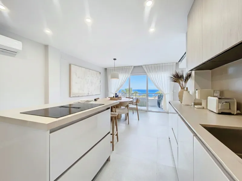 Located right on Estepona's Paseo Marítimo, one of the most iconic and sought-after locations in the town center, this exclusive beachfront apartment has been recently and completely refurbished to the highest standards. It offers an exceptional combinati