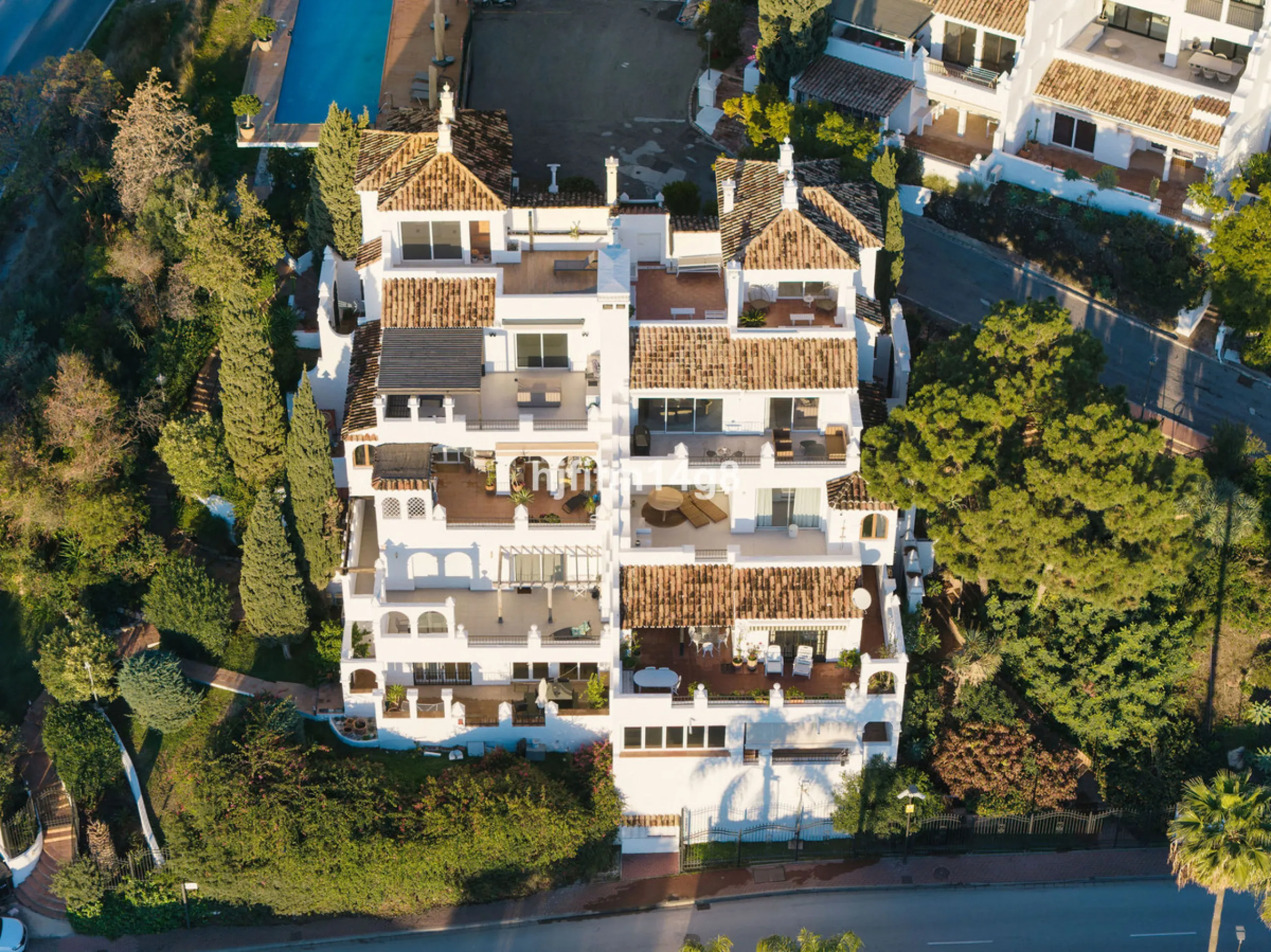 Discover a stunning apartment with the charm and feel of a townhouse in the exclusive Las Colinas de Marbella. This exceptional property, with a total of 241m² (152m² interior plus 89m² of terraces), combines space, natural light, and panoramic views, off