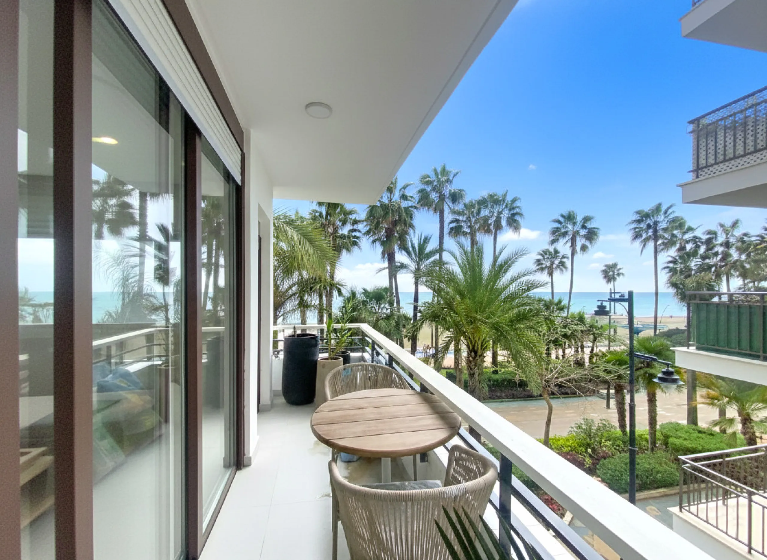 Located right on Estepona's Paseo Marítimo, one of the most iconic and sought-after locations in the town center, this exclusive beachfront apartment has been recently and completely refurbished to the highest standards. It offers an exceptional combinati