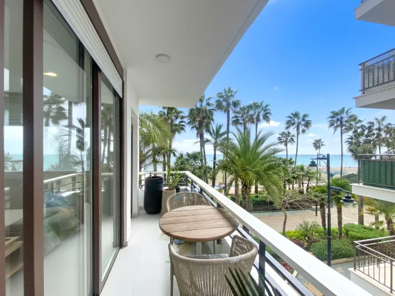 Located right on Estepona's Paseo Marítimo, one of the most iconic and sought-after locations in the town center, this exclusive beachfront apartment has been recently and completely refurbished to the highest standards. It offers an exceptional combinati