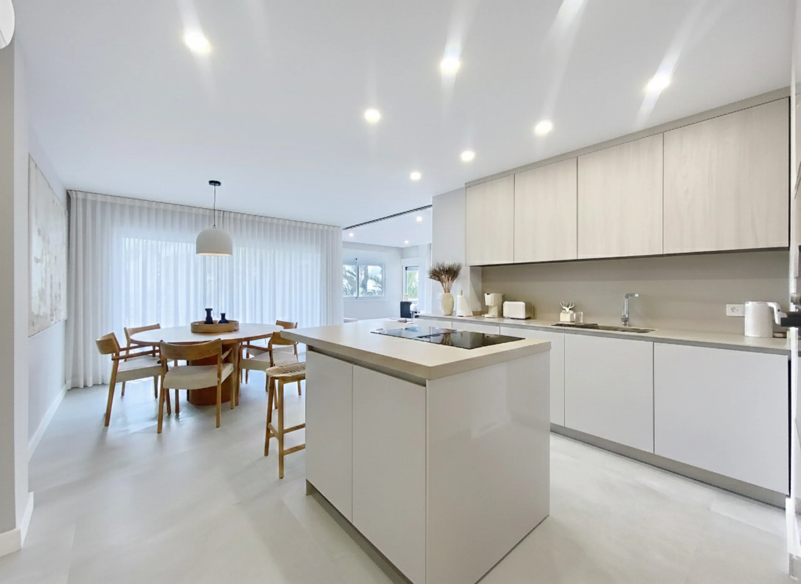 Located right on Estepona's Paseo Marítimo, one of the most iconic and sought-after locations in the town center, this exclusive beachfront apartment has been recently and completely refurbished to the highest standards. It offers an exceptional combinati