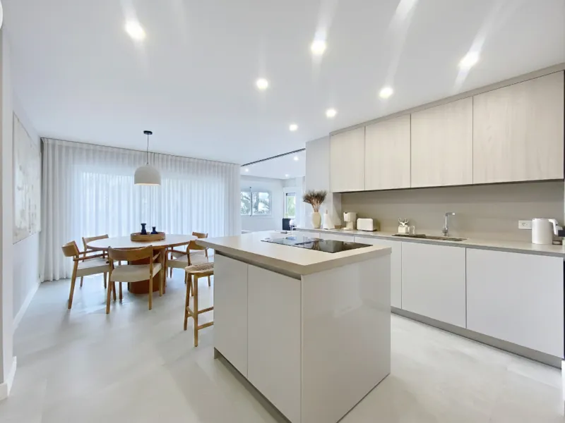 Located right on Estepona's Paseo Marítimo, one of the most iconic and sought-after locations in the town center, this exclusive beachfront apartment has been recently and completely refurbished to the highest standards. It offers an exceptional combinati