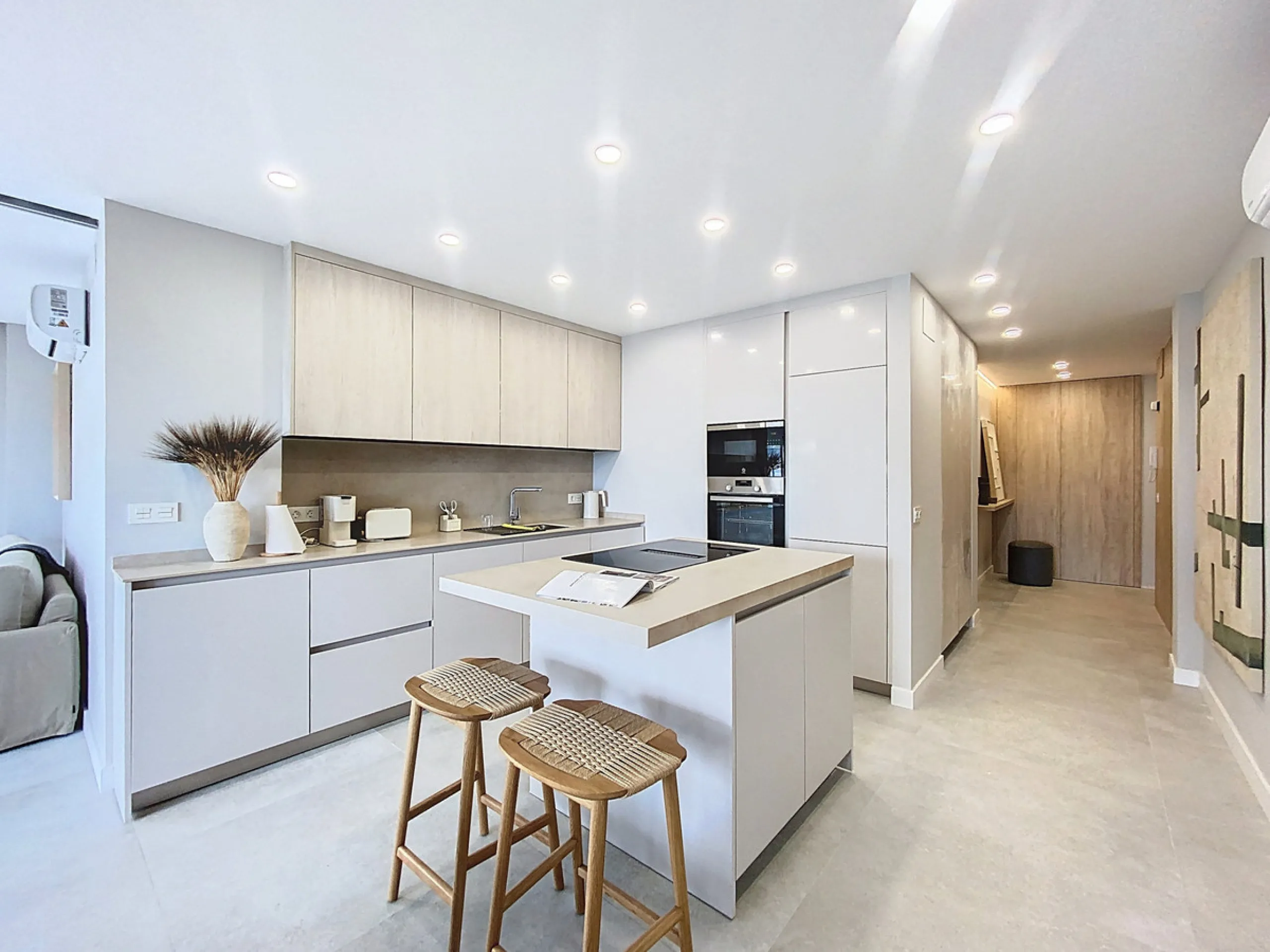 Located right on Estepona's Paseo Marítimo, one of the most iconic and sought-after locations in the town center, this exclusive beachfront apartment has been recently and completely refurbished to the highest standards. It offers an exceptional combinati