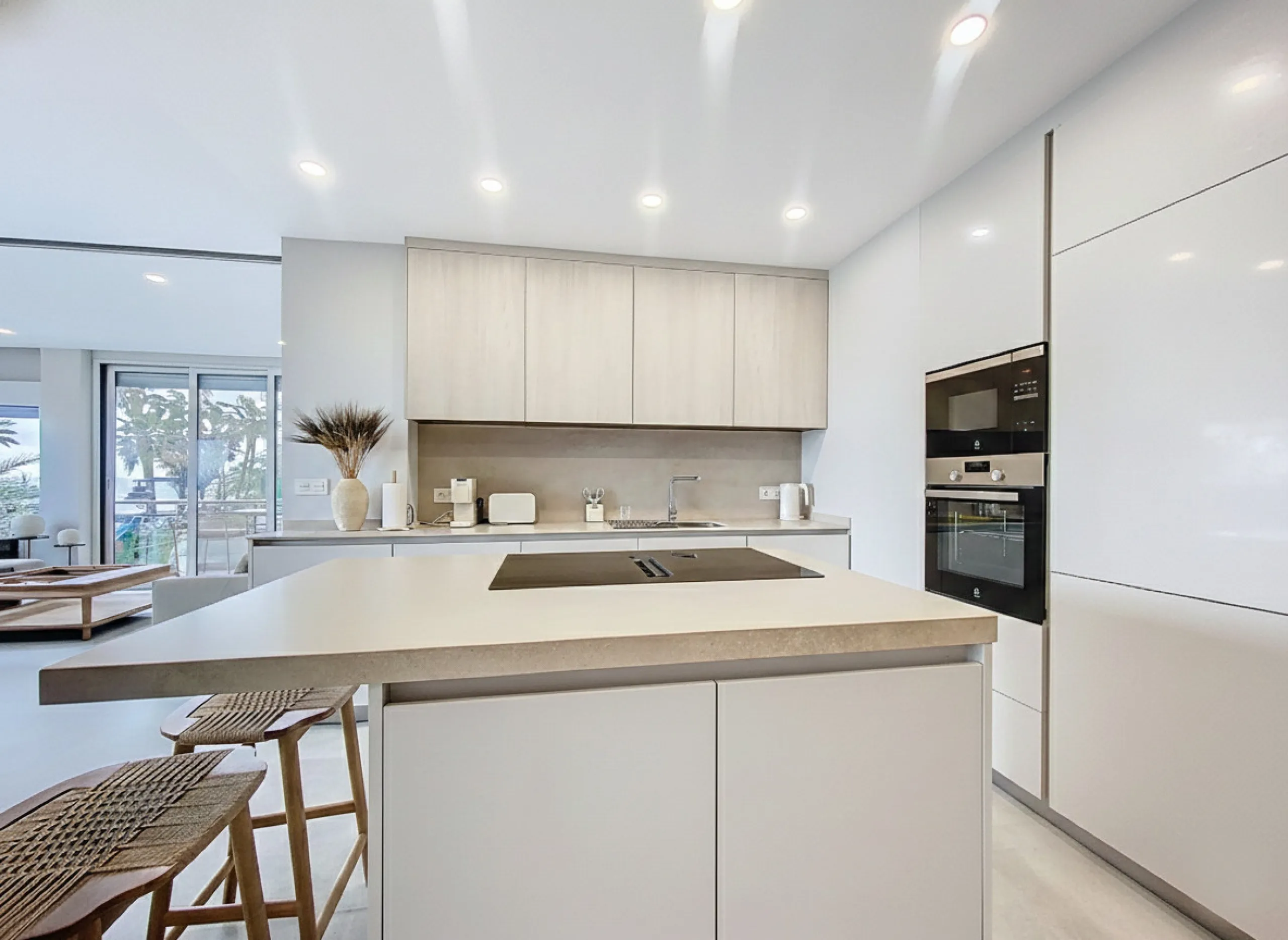 Located right on Estepona's Paseo Marítimo, one of the most iconic and sought-after locations in the town center, this exclusive beachfront apartment has been recently and completely refurbished to the highest standards. It offers an exceptional combinati