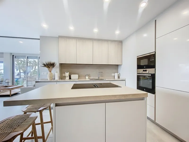 Located right on Estepona's Paseo Marítimo, one of the most iconic and sought-after locations in the town center, this exclusive beachfront apartment has been recently and completely refurbished to the highest standards. It offers an exceptional combinati