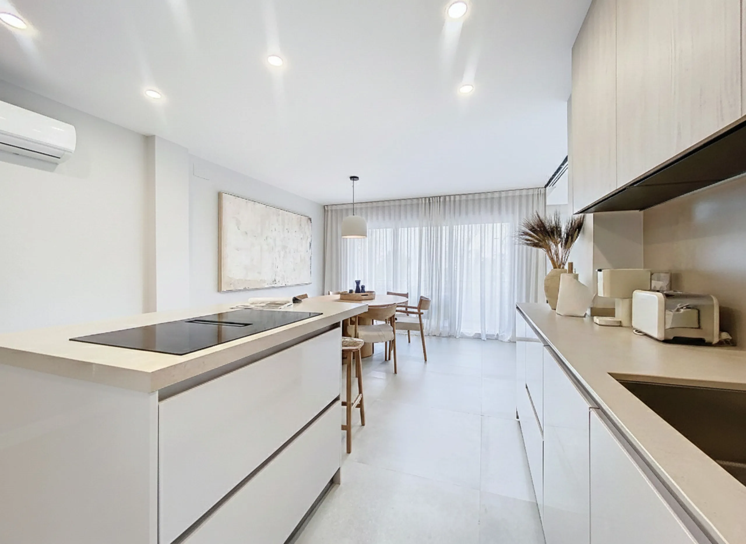 Located right on Estepona's Paseo Marítimo, one of the most iconic and sought-after locations in the town center, this exclusive beachfront apartment has been recently and completely refurbished to the highest standards. It offers an exceptional combinati