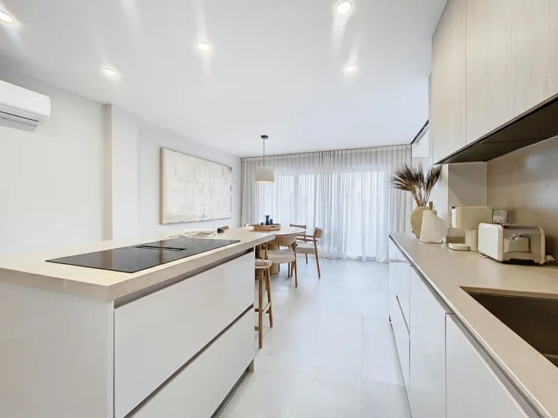 Located right on Estepona's Paseo Marítimo, one of the most iconic and sought-after locations in the town center, this exclusive beachfront apartment has been recently and completely refurbished to the highest standards. It offers an exceptional combinati