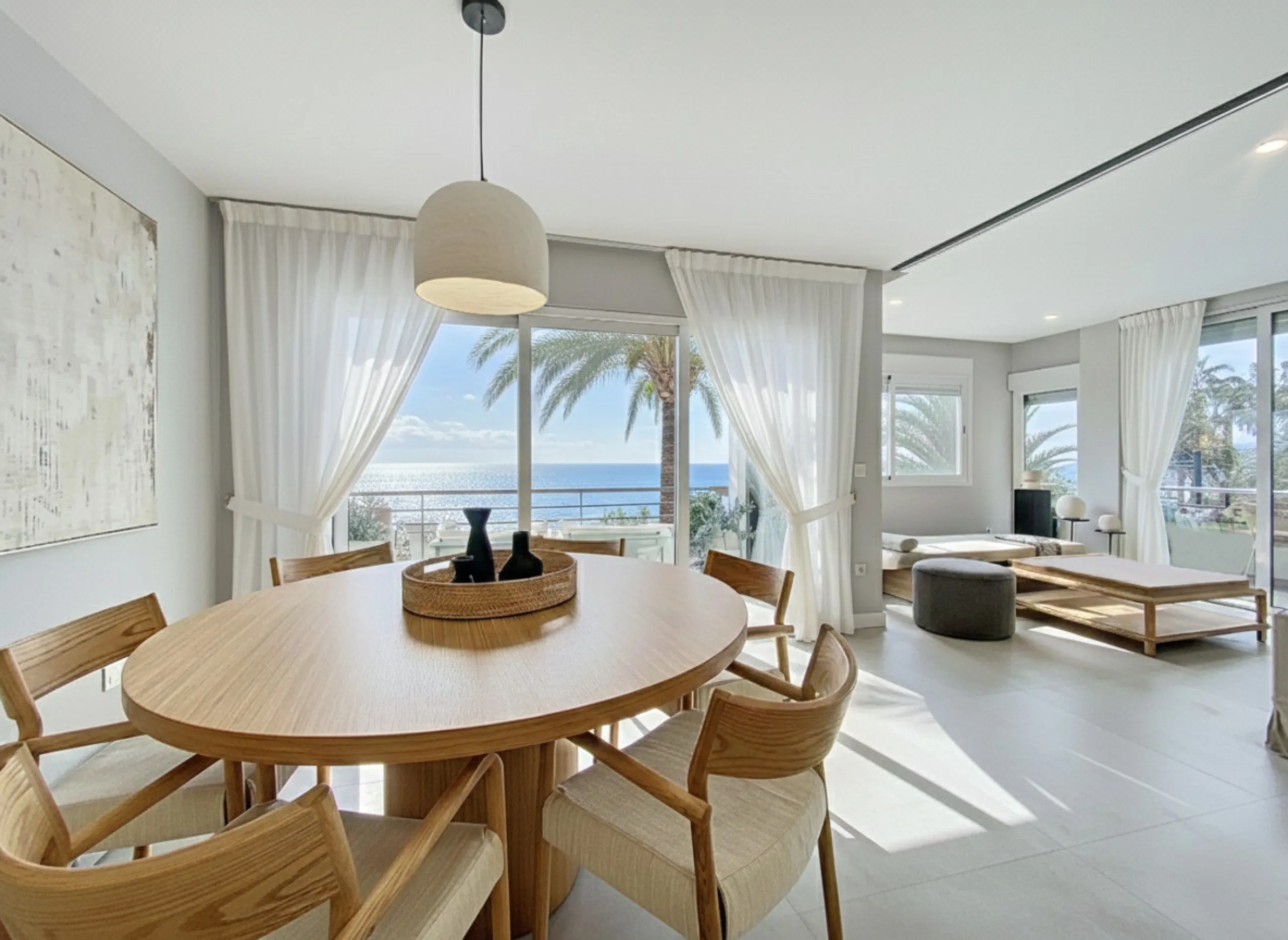 Located right on Estepona's Paseo Marítimo, one of the most iconic and sought-after locations in the town center, this exclusive beachfront apartment has been recently and completely refurbished to the highest standards. It offers an exceptional combinati