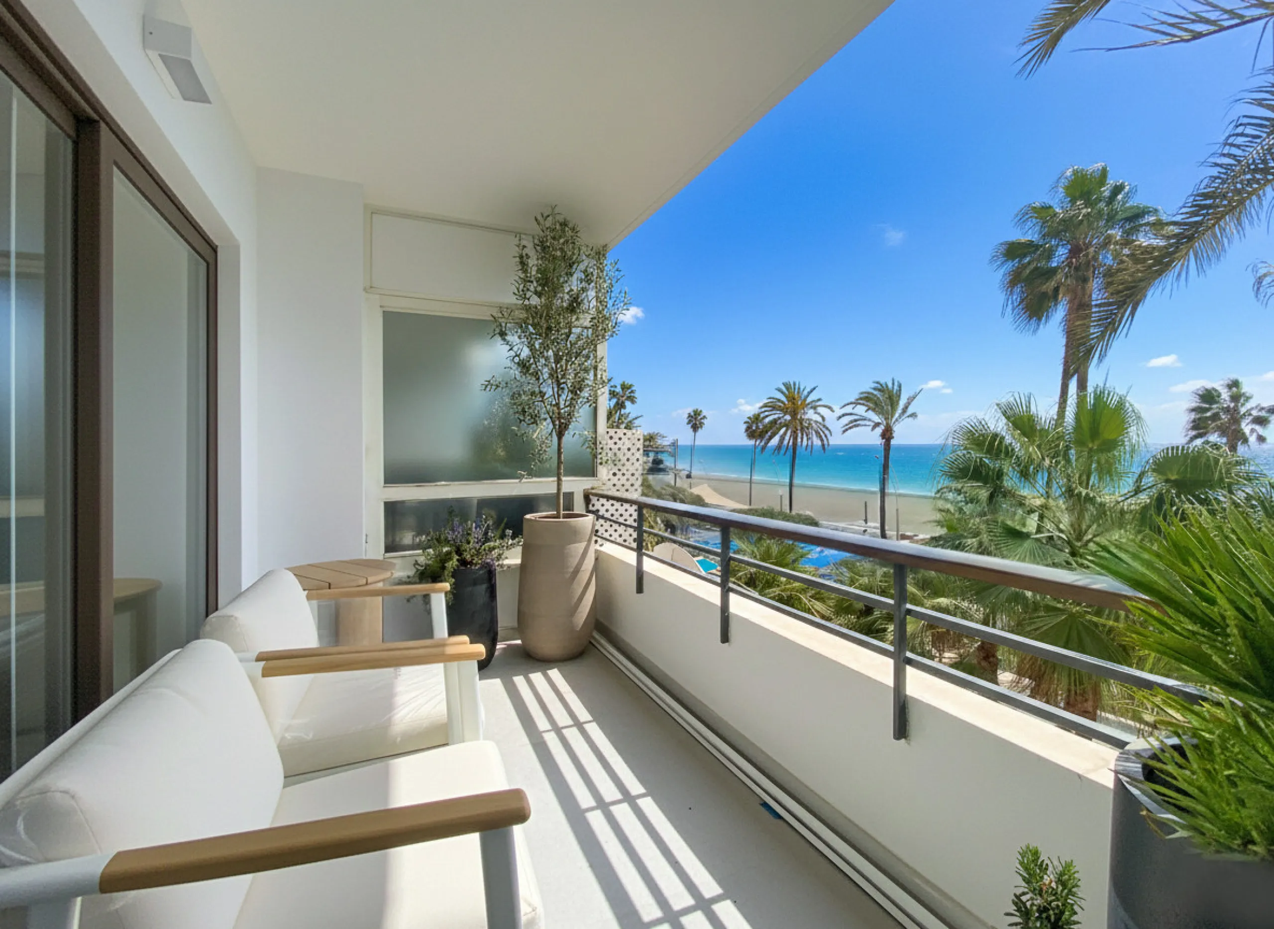 Located right on Estepona's Paseo Marítimo, one of the most iconic and sought-after locations in the town center, this exclusive beachfront apartment has been recently and completely refurbished to the highest standards. It offers an exceptional combinati