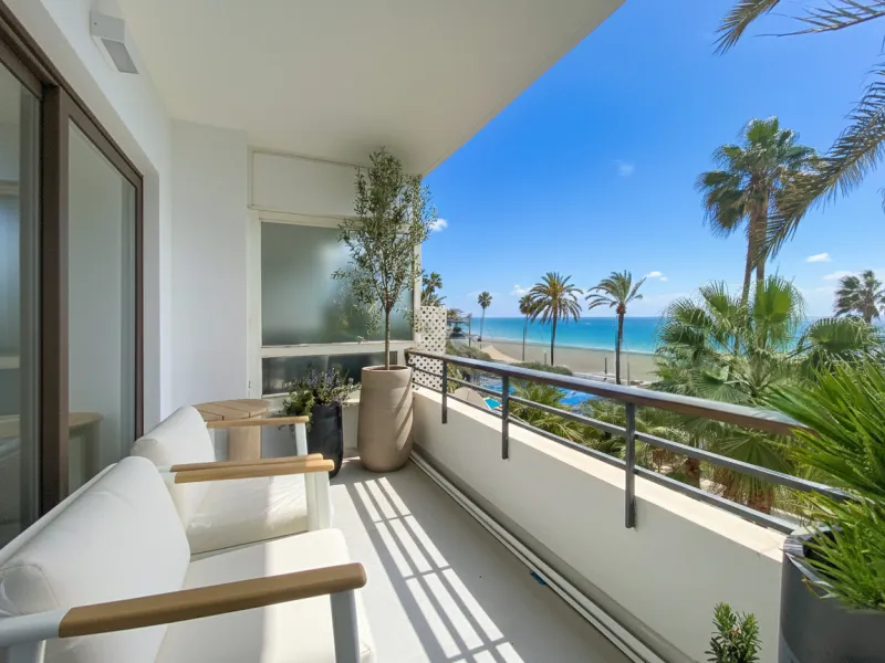 Located right on Estepona's Paseo Marítimo, one of the most iconic and sought-after locations in the town center, this exclusive beachfront apartment has been recently and completely refurbished to the highest standards. It offers an exceptional combinati