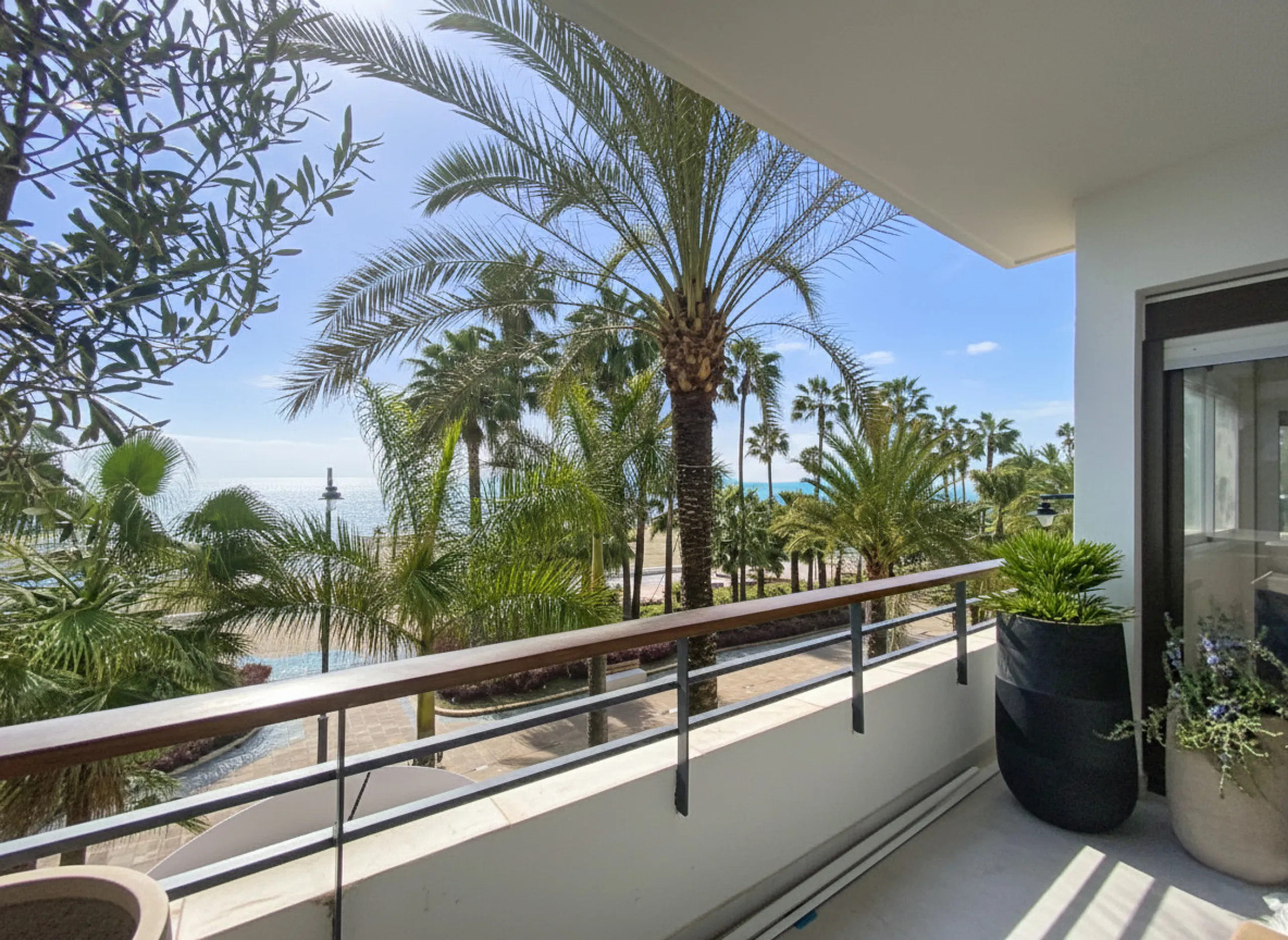 Located right on Estepona's Paseo Marítimo, one of the most iconic and sought-after locations in the town center, this exclusive beachfront apartment has been recently and completely refurbished to the highest standards. It offers an exceptional combinati