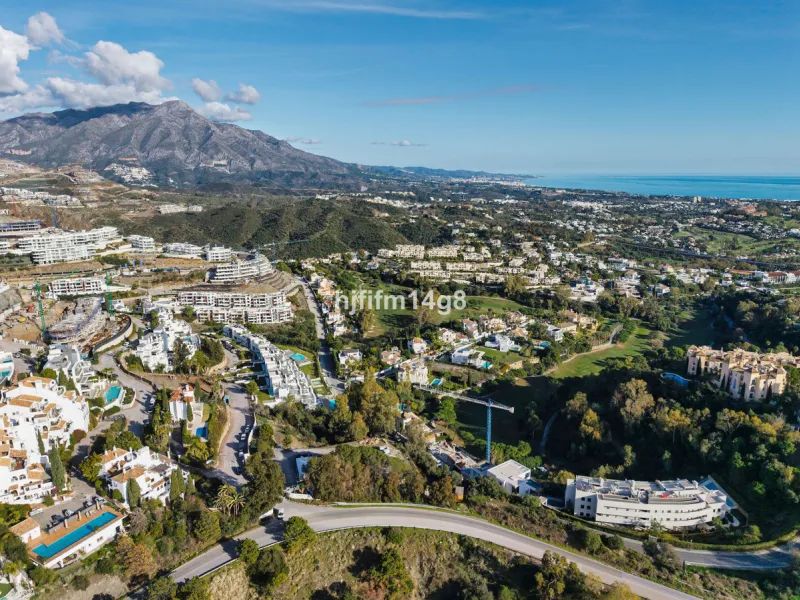 Discover a stunning apartment with the charm and feel of a townhouse in the exclusive Las Colinas de Marbella. This exceptional property, with a total of 241m² (152m² interior plus 89m² of terraces), combines space, natural light, and panoramic views, off