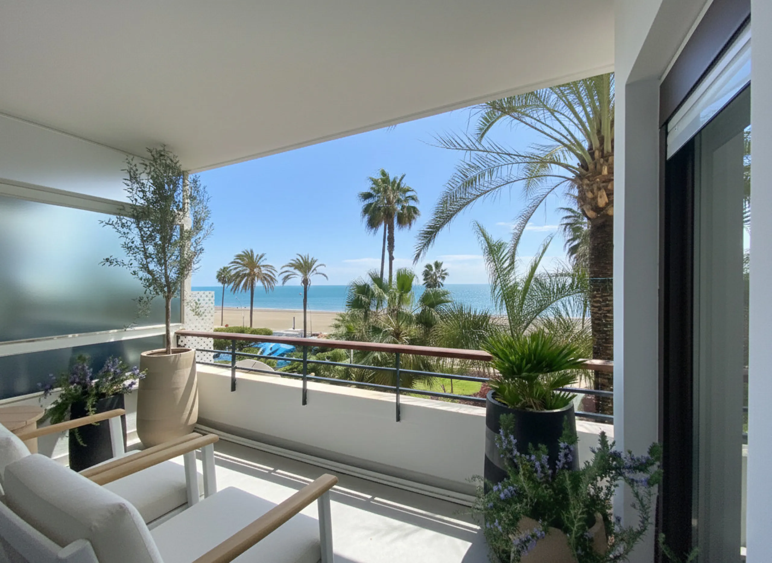 Located right on Estepona's Paseo Marítimo, one of the most iconic and sought-after locations in the town center, this exclusive beachfront apartment has been recently and completely refurbished to the highest standards. It offers an exceptional combinati