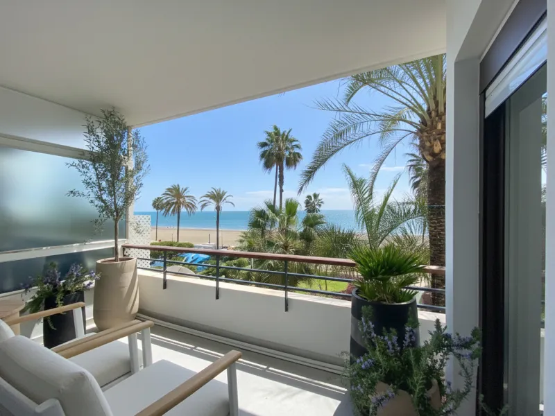 Located right on Estepona's Paseo Marítimo, one of the most iconic and sought-after locations in the town center, this exclusive beachfront apartment has been recently and completely refurbished to the highest standards. It offers an exceptional combinati
