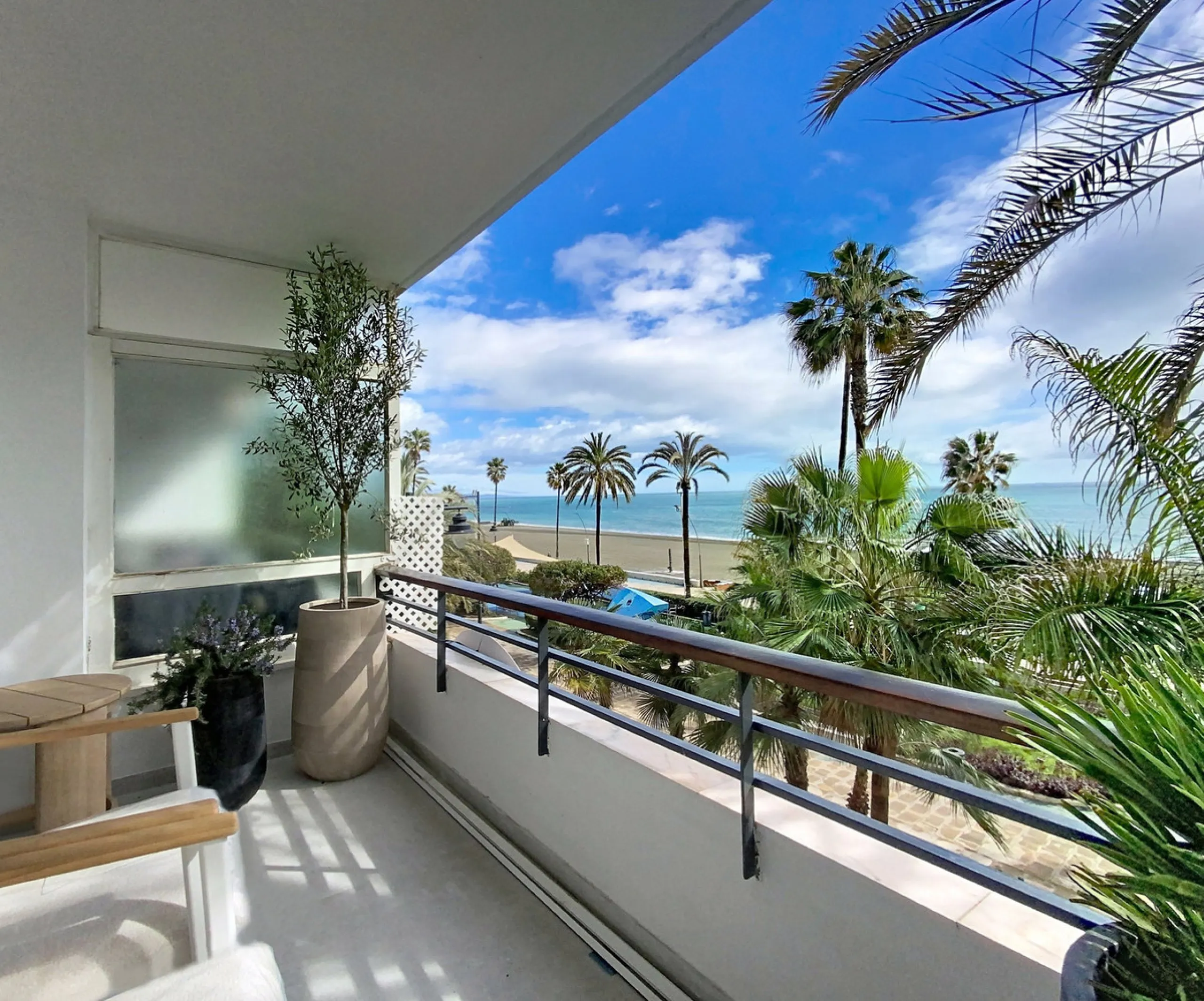 Located right on Estepona's Paseo Marítimo, one of the most iconic and sought-after locations in the town center, this exclusive beachfront apartment has been recently and completely refurbished to the highest standards. It offers an exceptional combinati