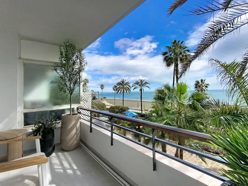 Located right on Estepona's Paseo Marítimo, one of the most iconic and sought-after locations in the town center, this exclusive beachfront apartment has been recently and completely refurbished to the highest standards. It offers an exceptional combinati