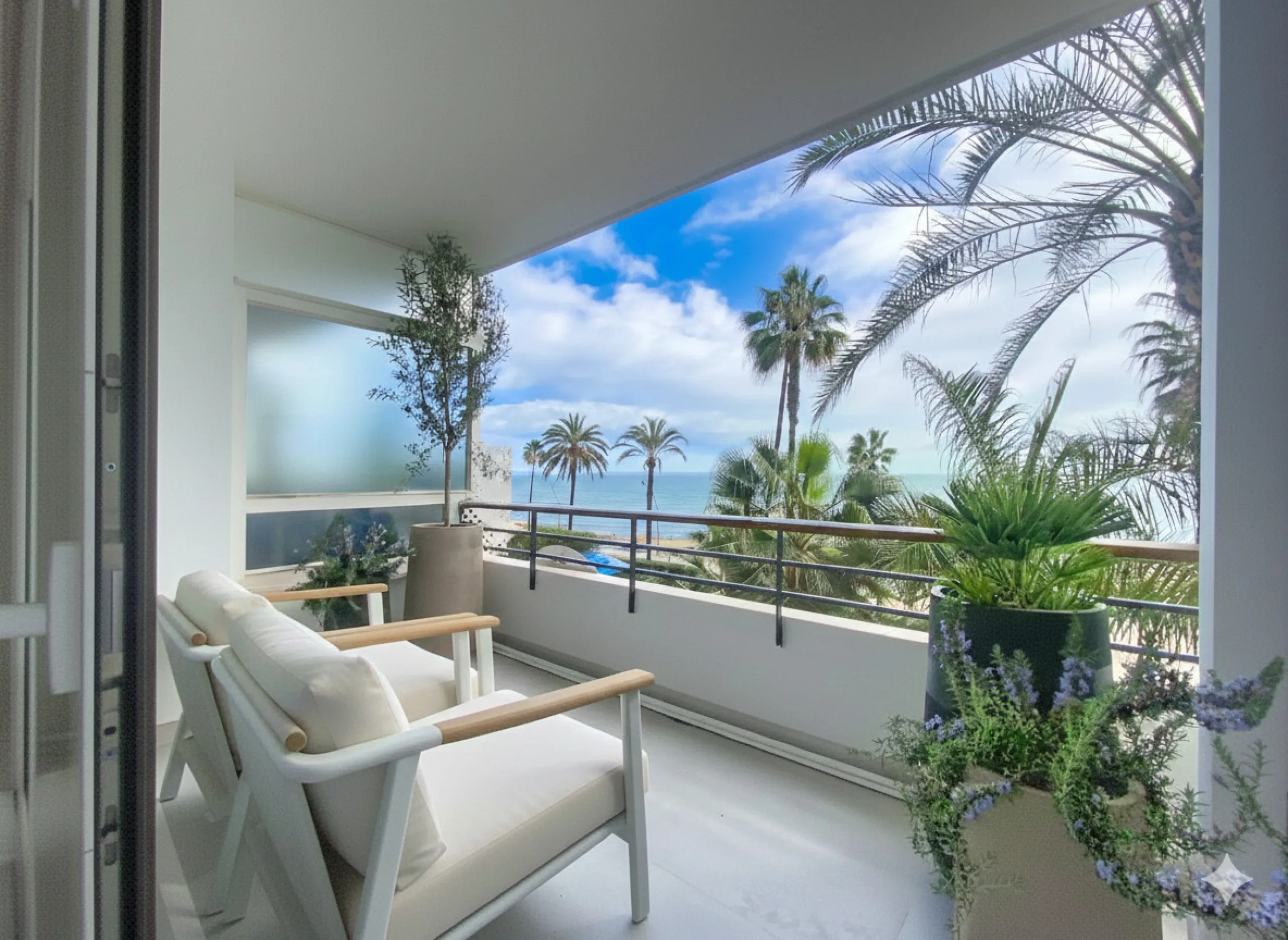 Located right on Estepona's Paseo Marítimo, one of the most iconic and sought-after locations in the town center, this exclusive beachfront apartment has been recently and completely refurbished to the highest standards. It offers an exceptional combinati