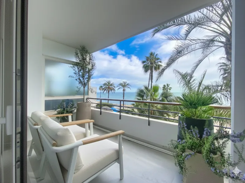 Located right on Estepona's Paseo Marítimo, one of the most iconic and sought-after locations in the town center, this exclusive beachfront apartment has been recently and completely refurbished to the highest standards. It offers an exceptional combinati