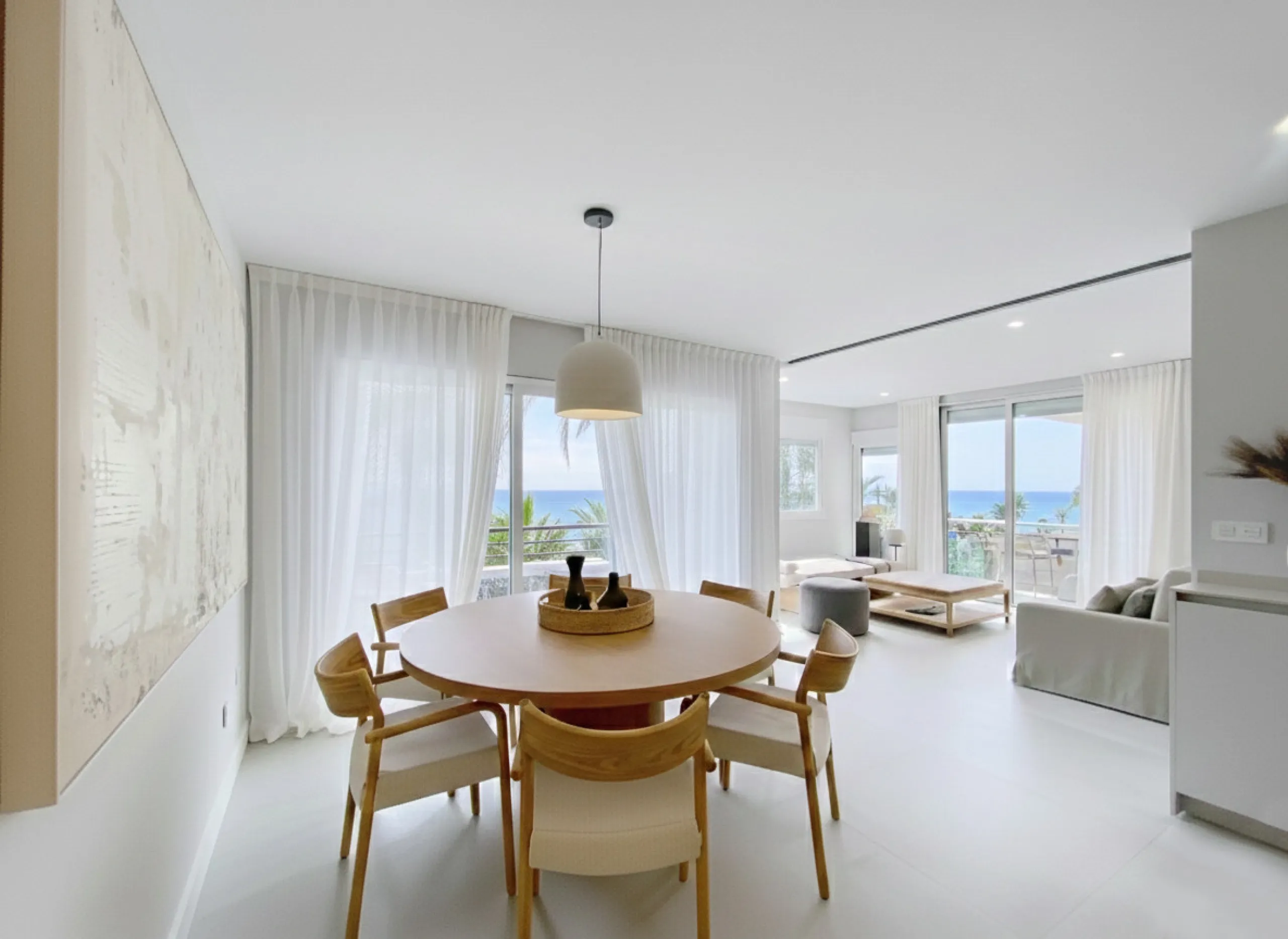 Located right on Estepona's Paseo Marítimo, one of the most iconic and sought-after locations in the town center, this exclusive beachfront apartment has been recently and completely refurbished to the highest standards. It offers an exceptional combinati