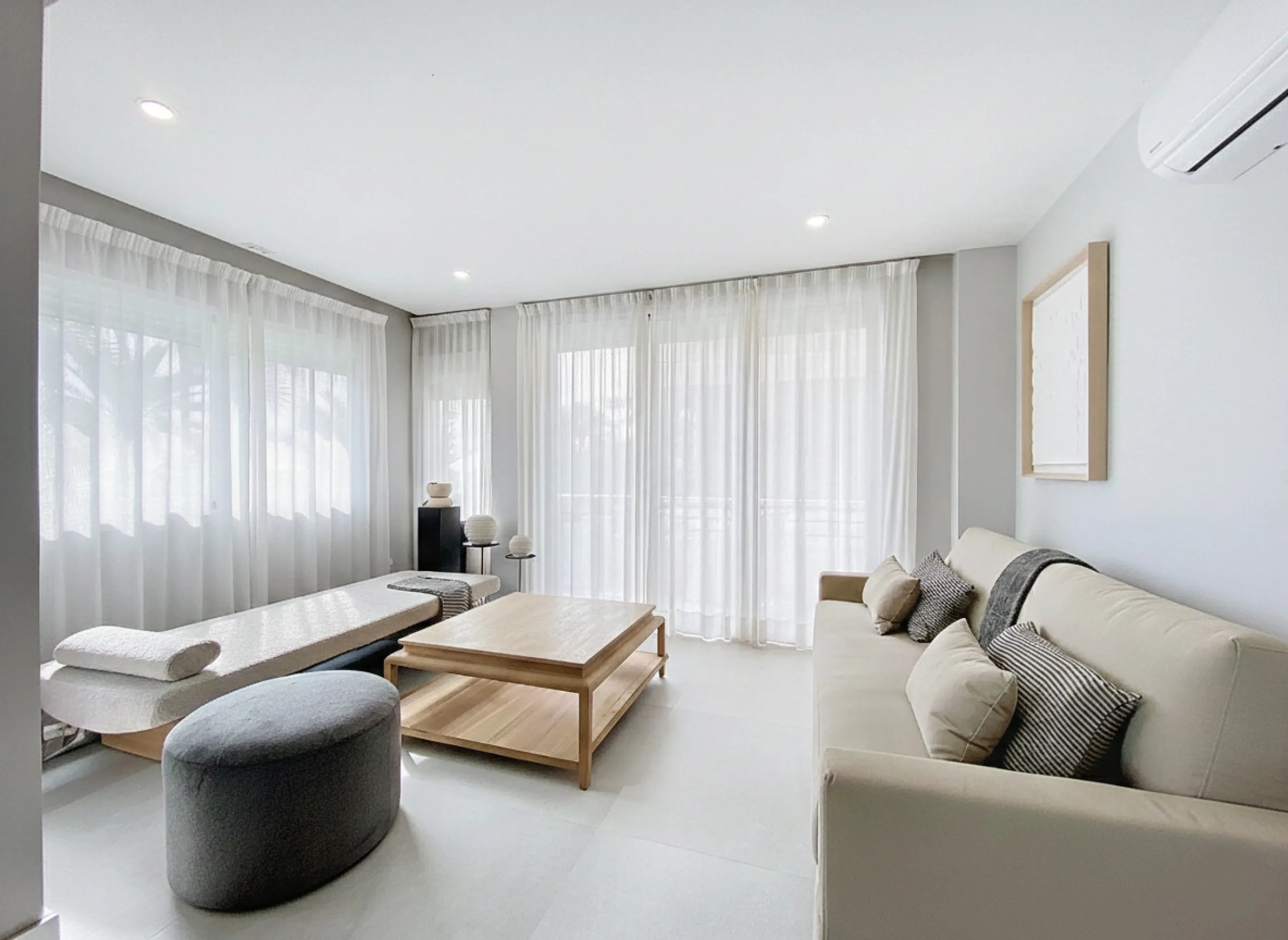 Located right on Estepona's Paseo Marítimo, one of the most iconic and sought-after locations in the town center, this exclusive beachfront apartment has been recently and completely refurbished to the highest standards. It offers an exceptional combinati