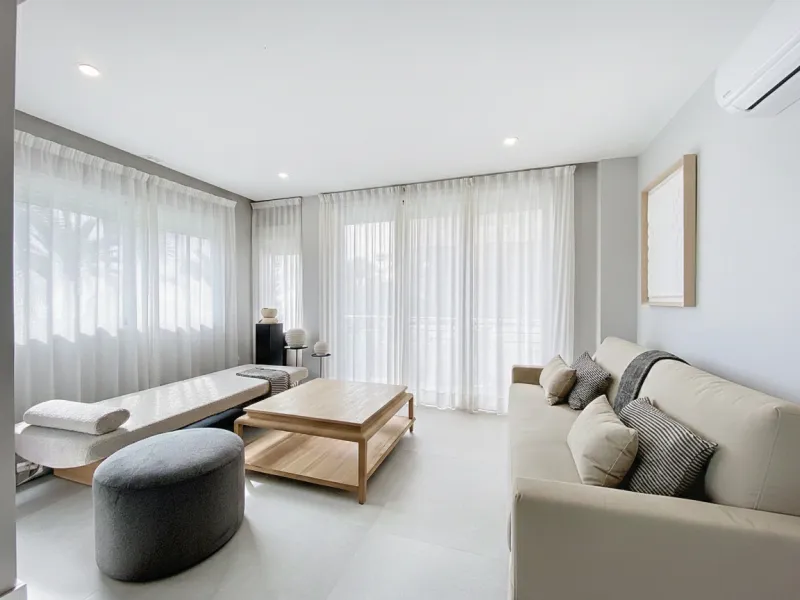 Located right on Estepona's Paseo Marítimo, one of the most iconic and sought-after locations in the town center, this exclusive beachfront apartment has been recently and completely refurbished to the highest standards. It offers an exceptional combinati